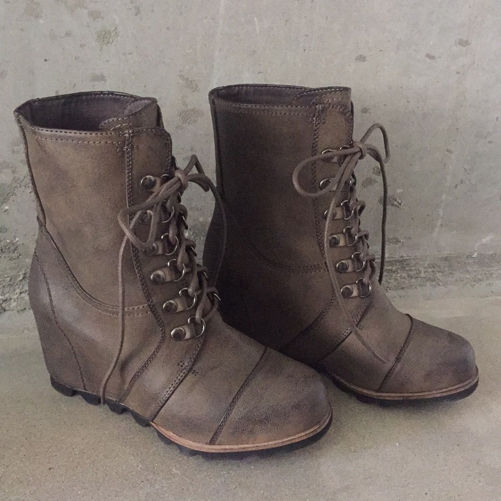 Sorel Wedge Boot look-alike from Target